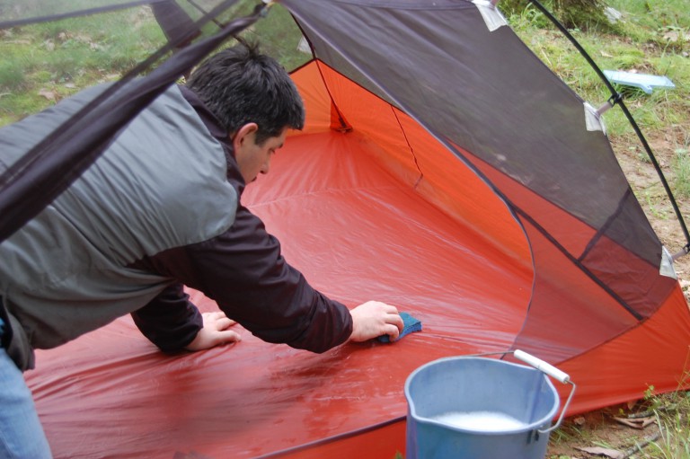 Comment nettoyer une tente de camping?