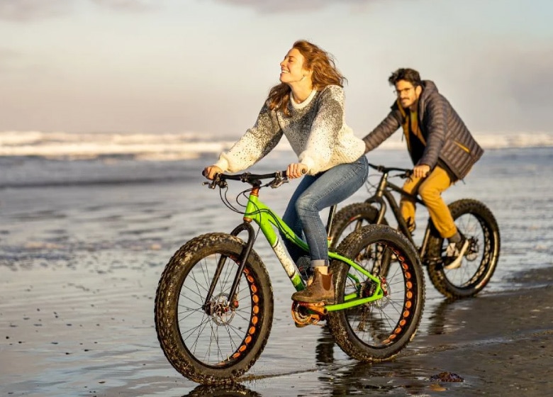 Fat bike vs VTT: Fat bike sur le sable de la plage